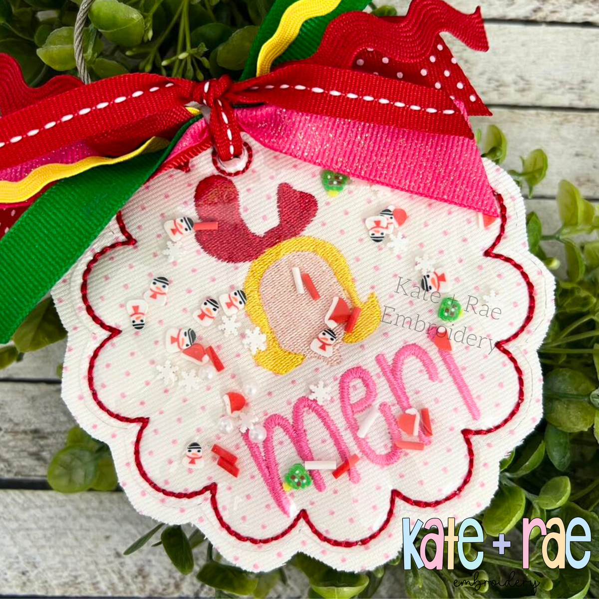 ITH Scalloped Circle Bag Tag Bean Stitch Applique Embroidery Design: Scalloped circle bag tag with a confetti shaker window and a name in pink tied with red and green ribbons